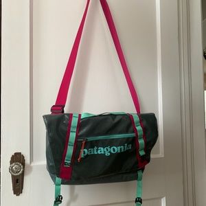 BLACK HOLE MINI MESSENGER 12L